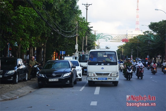  Công anh Thành phố Vinh tuyên truyền luật giao thông trên phố Nguyễn Thị Minh Khai.