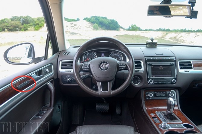 Khu vực bố trí các nút điều khiển chức năng nhớ vị trí ghế