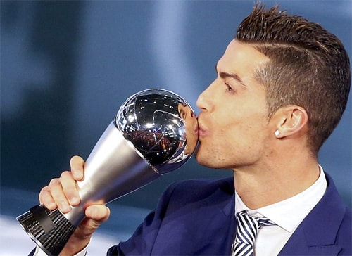 ronaldo-tu-nhan-la-nguoi-gioi-nhat-sau-khi-gianh-giai-cua-fifa