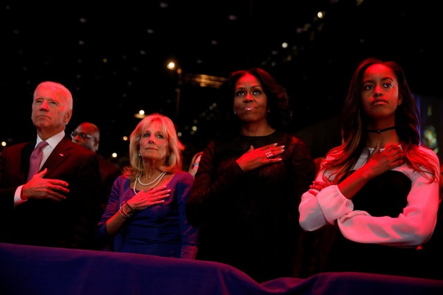 Phó Tổng thống Joe Biden (trái) cùng phu nhân và Đệ nhất Phu nhân Michelle Obama cùng con gái lắng nghe bài phát biểu (Ảnh: Reuters)