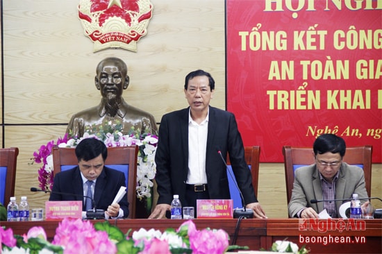 Đồng chí Nguyễn Hồng Kỳ - Giám đốc Sở GTVT báo cáo tổng kết công tác an toàn giao thông.
