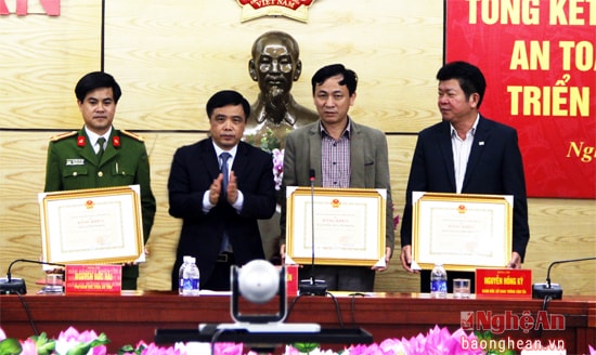 Thừa ủy quyền, đồng chí Huỳnh Thanh Điền tặng Bằng khen