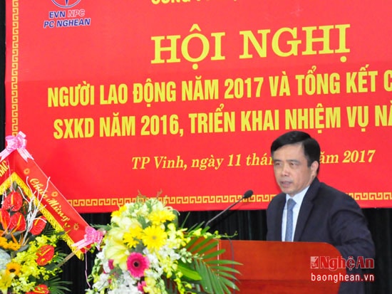 Đồng chí Huỳnh Thanh Điền biểu dương những kết quả mà Công ty điện lực Nghệ An đạt được trong năm 2016