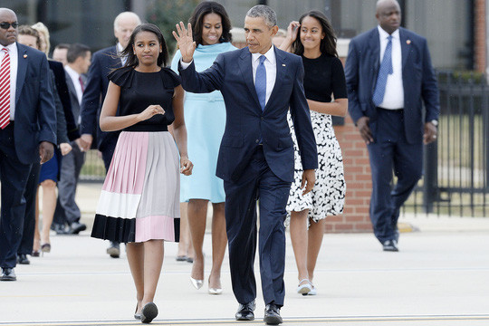 Ái nữ Sasha Obama (trái) vắng mặt tại buổi phát biểu của ông Obama. Ảnh: harpersbazaar
