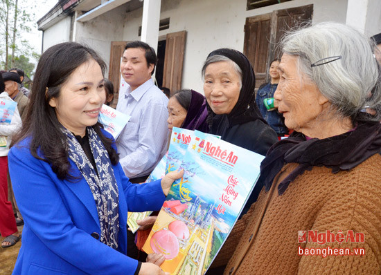 Đồng chí Hồ Ngân - Phó Tổng Biên Tập trao ấn phẩm báo Tết Đinh Dậu cho các hộ nghèo  