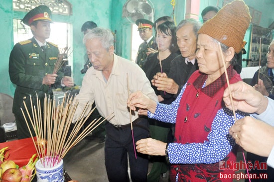 Đông đảo nhân dân xã Diễn Cát (Diễn Châu) thắp hương tưởng niệm liệt sỹ Cao Xuân Tú.