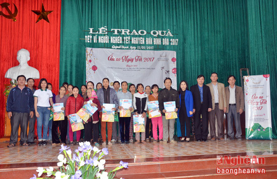 Báo Nghệ An và Tập đoàn Mường Thanh trao 30 suất quà cho các hộ nghèo ở xã Quỳnh Thạch.