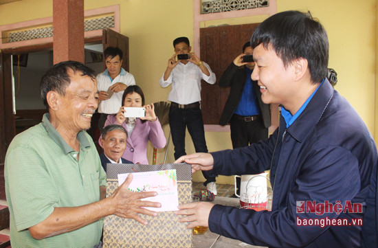 Thăm và tặng quà cho gia đình liệt sỹ Phan Thị Dung (xã Hợp Thành, huyện Yên Thành). 