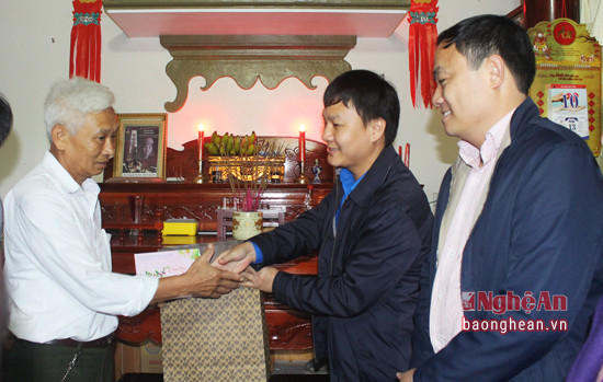 Lãnh đạo Tỉnh đoàn Nghệ An thăm và chúc tết gia đình liệt sỹ Nguyễn Thị Tâm (xã Hợp Thành, huyện Yên Thành). 
