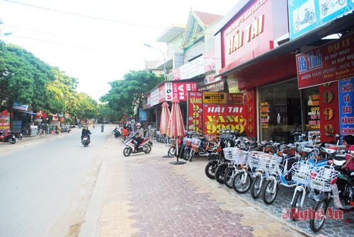 Dịch vụ thương mại trên tuyến đường chính của Thị trấn Tân Kỳ. Ảnh tư liệu.