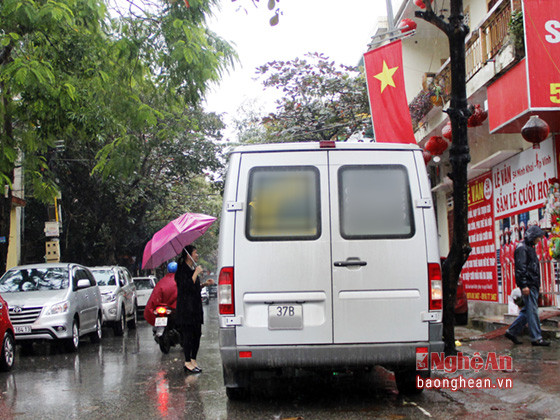 Xe khách 16 chỗ dừng tại đường Nguyễn Đức Cảnh để đón khách (ảnh chụp lúc 12h ngày 10/1).