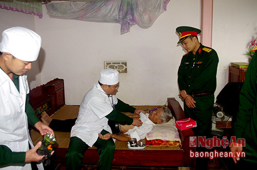 Cán bộ quân y Trung đoàn 335 khám bệnh cho CCB Phan Văn Hạnh - giáo dân xã Lạng Sơn (Anh Sơn).