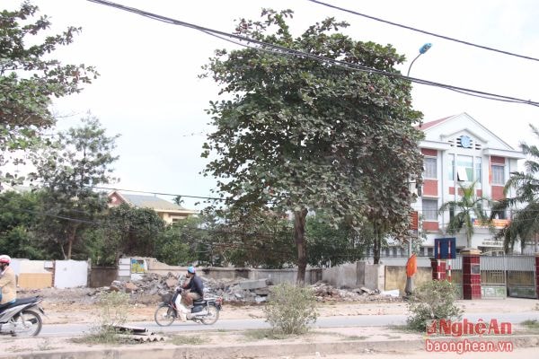 4 ốt quán trước khuôn viên tòa án nhân dân huyện Tân Kỳ đã được tháo dỡ. Ảnh: Khánh Ly.
