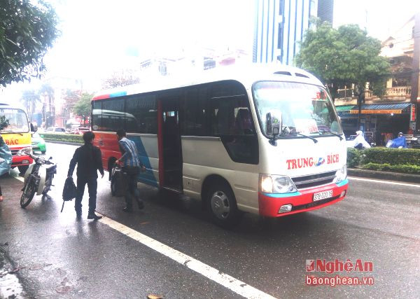 Xe khách tuyến Vinh - Quế Phong dừng bắt khách ở điểm chờ xe buýt cạnh vườn hoa Vòi Phun (TP. Vinh). (Ảnh chụp lúc 11h16' ngày 10/1).