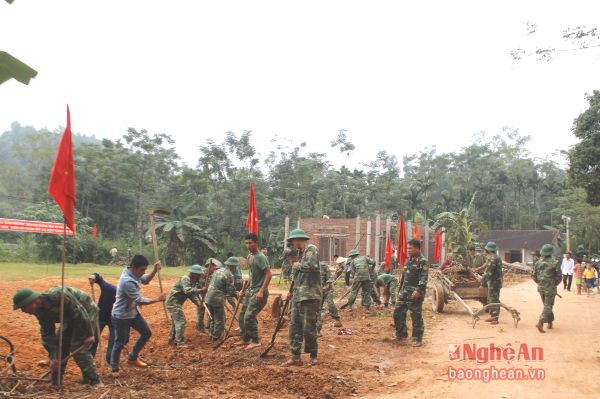 Cán bộ, chiến sỹ Trung đoàn 335 và bà con nhân dân xóm 2 xã Lạng Sơn (Anh Sơn) làm đường giao thông nông thôn.