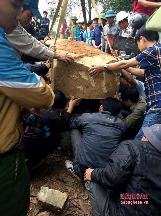 Ngôi mộ khi mới phát hiện.