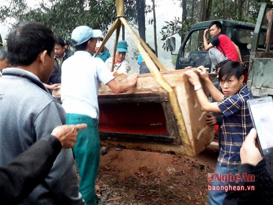 Ngôi mộ “trong quan ngoài quách” khi được cẩu lên