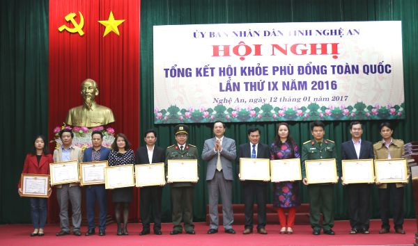 Đồng chí Lê Minh Thông khen thưởng cho các tập thể xuất sắc tại HKPĐ toàn quốc