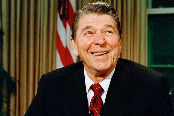 Ronald Wilson Reagan là tổng thống thứ 40 của Hoa Kỳ. Trước đó, ông là thống đốc thứ 33 của California, và từng là diễn viên truyền hình, truyền thanh và điện ảnh.