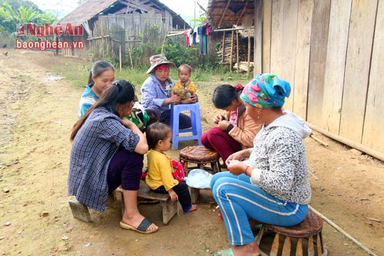 Lúc trời nắng ấm, người dân ở xã Huồi Tụ (Kỳ Sơn) rủ nhau ra đường thêu váy.