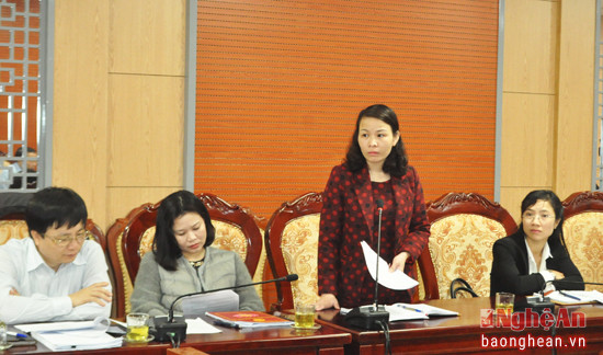 Phó trưởng ban chuyên trách Ban Văn hóa - Xã hội Nguyễn Thị Lan thông tin, giải trình một số vấn đề mà đại biểu nêu ý kiến