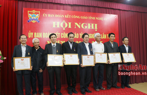 Linh mục Nguyễn Đăng Điền- Chủ tịch Ủy ban đoàn kết Công giáo tỉnh trao kỷ niệm chương 