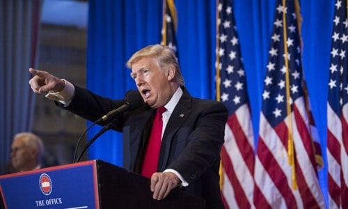 cu-tuyet-phong-vien-trong-hop-bao-trump-tao-tien-le-gay-lo-ngai