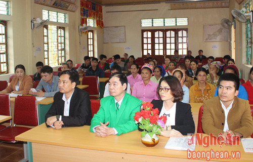 Đại diện Báo Nghệ An, các đơn vị, doanh nghiệp và các hộ nghèo tại buổi lễ trao quà Tết thường niên do Báo Nghệ An tổ chức.