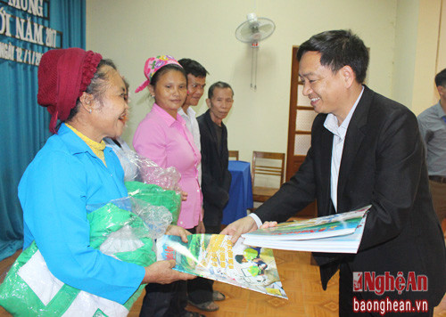 Đồng chí Trần Hữu Nghĩa - Phó Tổng Biên tập Báo Nghệ An trao quà Tết cho các hộ nghèo, mong muốn các hộ nghèo ở Xiêng My