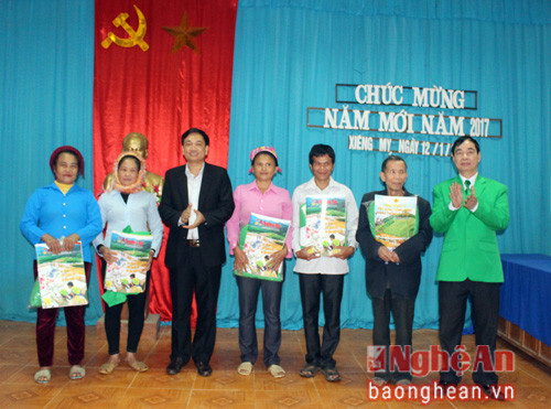 Dịp này, các hộ nghèo còn nhận được các phần quà là 50 chiếc áo ấm do Công ty TNHH Mai Linh trao tặng. Ảnh: Đinh Nguyệt.