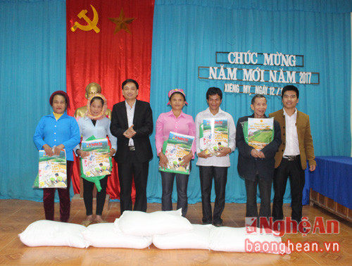 Công ty CP Vật Tư Nông nghiệp Nghệ An trao tặng các hộ nghèo Xiêng My 1,5 tấn gạo.