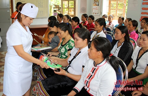 Tuyên truyền nuôi con bằng sữa mẹ, dinh dưỡng, tiêm chủng mở rộng cho người dân tại huyện Quỳ Châu.