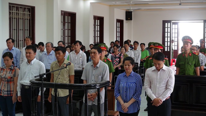 Các bị cáo Thúy, Thức, Khôi, Thơ, Nghĩa, Thạch (từ trái qua) nghe tòa tuyên án