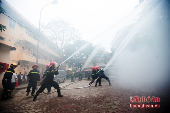 Diễn tập phun nước tiêu điểm...