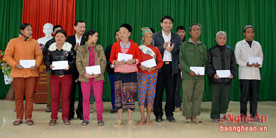 Bí thư Tỉnh ủy Nguyễn Đắc Vinh tặng quà cho những hộ khó khăn các xã Ngọc Lâm, Thanh Sơn, huyện Thanh Chương.