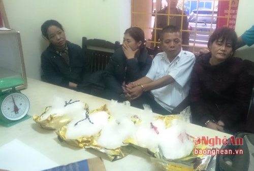 Đối tượng và toàn bộ tang vật. Ảnh Hồng Quang
