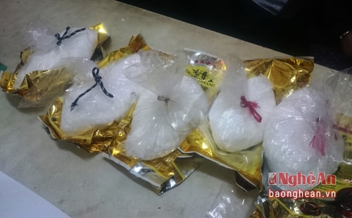 Ma túy đá được ngụy trang dưới dạng gói trà. Ảnh Hồng Quang. 