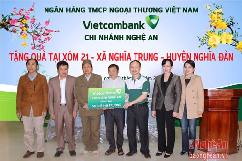 Đồng chí Phan Thị Hoan, Phó Bí thư Thường trực ĐUK và đại diện lãnh đạo Vietcombank Chi nhánh Nghệ An trao thiết bị nhà văn hóa cho xã Nghĩa Trung và Nghĩa Lợi (Ảnh: Minh Thái).