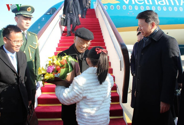 Ra đón Tổng Bí thư Nguyễn Phú Trọng tại sân bay có ông Tống Đào - Trưởng Ban Liên lạc đối ngoại Trung ương Đảng Cộng sản Trung Quốc; Đại sứ Trung Quốc tại Việt Nam Hồng Tiểu Dũng.