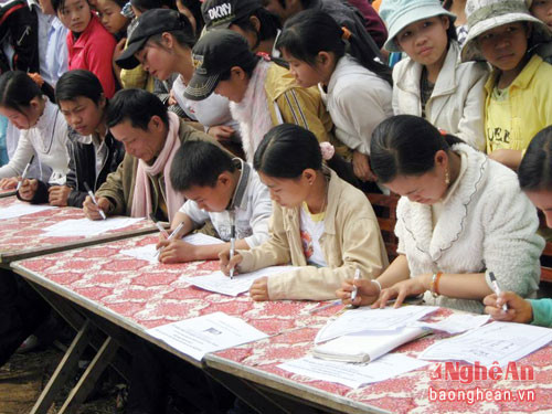 Hội thi viết chữ Thái tại Lễ hội Pẩn Pang- Nang Ni. (Ảnh: Sầm Văn Bình).