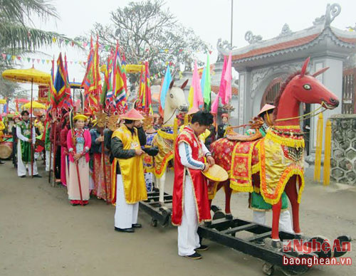 Lễ rước tại Lễ hội Đền Vạn Lộc. (Ảnh: Hồ Mạnh Hà).