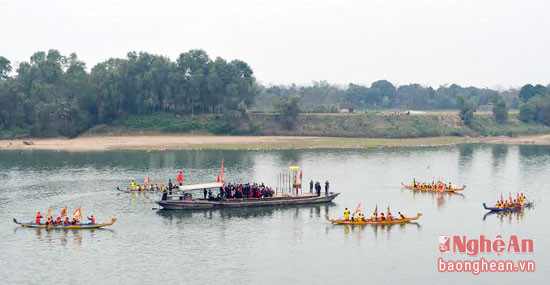 Hội Đua thuyền tại Lễ hội Đền Qủa Sơn. (Ảnh: Lương Mai).