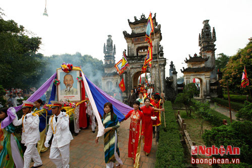 Lễ rước tại Lễ hội Đền Nguyễn Xí. (Ảnh tư liệu Báo Nghệ An).