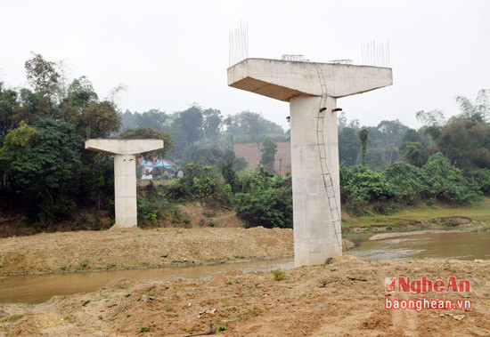 Cầu Khe Thần sau đơn vị thi công hoàn thành 2 trụ cầu và 1 mố cầu thì phải dừng thi công do huyện chưa giải phóng mặt bằng.