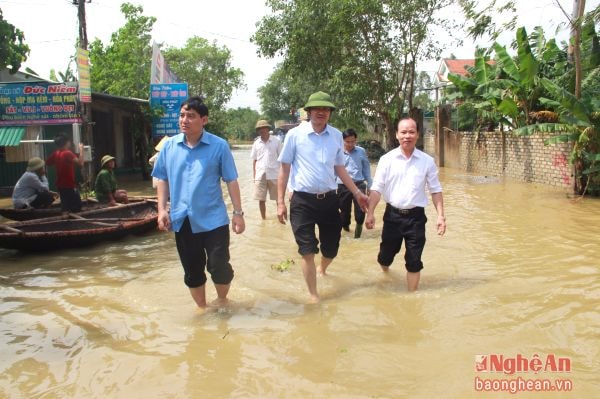 Đồng chí Nguyễn Đắc Vinh và đoàn công tác kiểm tra tình hình ngập lụt ở xã Hưng Trung, Hưng Nguyên.