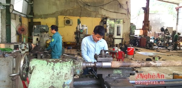 Công nhân tại DNTN cơ khí Nhân Độ vận hành máy doa lộ.