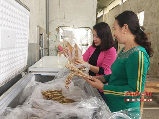 Chị Thảo, cơ sở kinh doanh các mặt hàng hải sản làng nghề Phương Cần giới thiệu với khách món hàng độc ”mực câu” của ngư dân Hoàng Mai