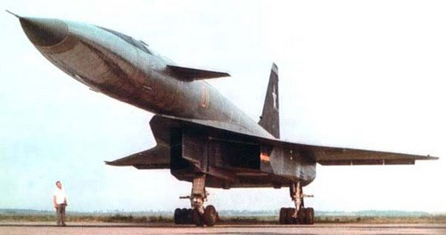 Sukhoi T-4 ở trạng thái nâng mũi. Ảnh: Sukhoi