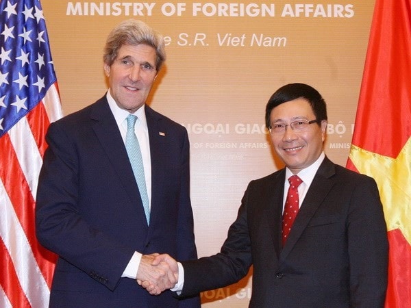 Chuyến thăm đầu tiên đến Việt Nam của ông John Kerry trên cương vị Ngoại trưởng diễn ra vào trung tuần tháng 12/2013. Trong ảnh, Phó Thủ tướng, Bộ trưởng Ngoại giao Phạm Bình Minh đón Bộ trưởng Ngoại giao John Kerry vào chiều 16/12/2013, tại Hà Nội. (Ảnh: TTXVN)