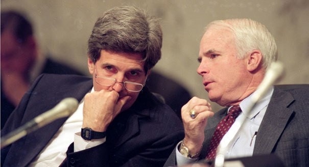 Năm 1984, John Kerry được bầu làm Thượng nghị sĩ và giữ vị trí này trong 4 nhiệm kỳ liên tiếp. Với tư cách là Chủ tịch Uỷ ban phụ trách các vấn đề POW/MIA, John Kerry hợp tác chặt chẽ với Thượng nghị sĩ John McCain để tìm hiểu sự thật về binh sĩ mất tích tại Việt Nam và thúc đẩy quá trình bình thường hoá quan hệ với Việt Nam. Ông nói chuyện với Thượng nghị sĩ John McCain trong phiên họp hồi tháng 1/1992. (Ảnh: AP).